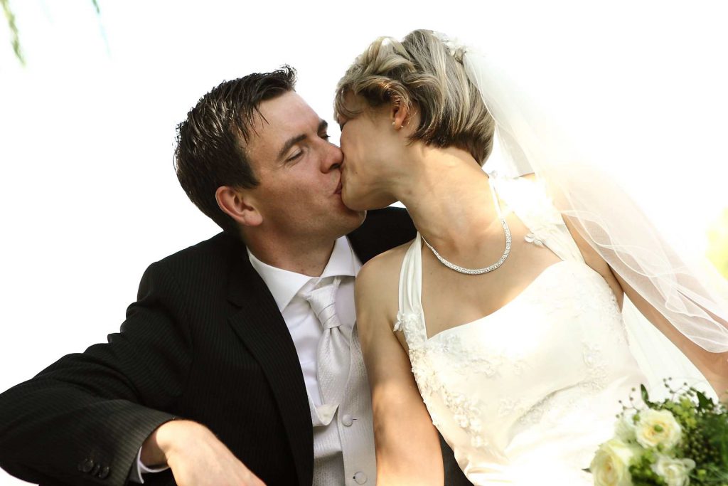 Kussfoto der Eleganten Hochzeit in Halle