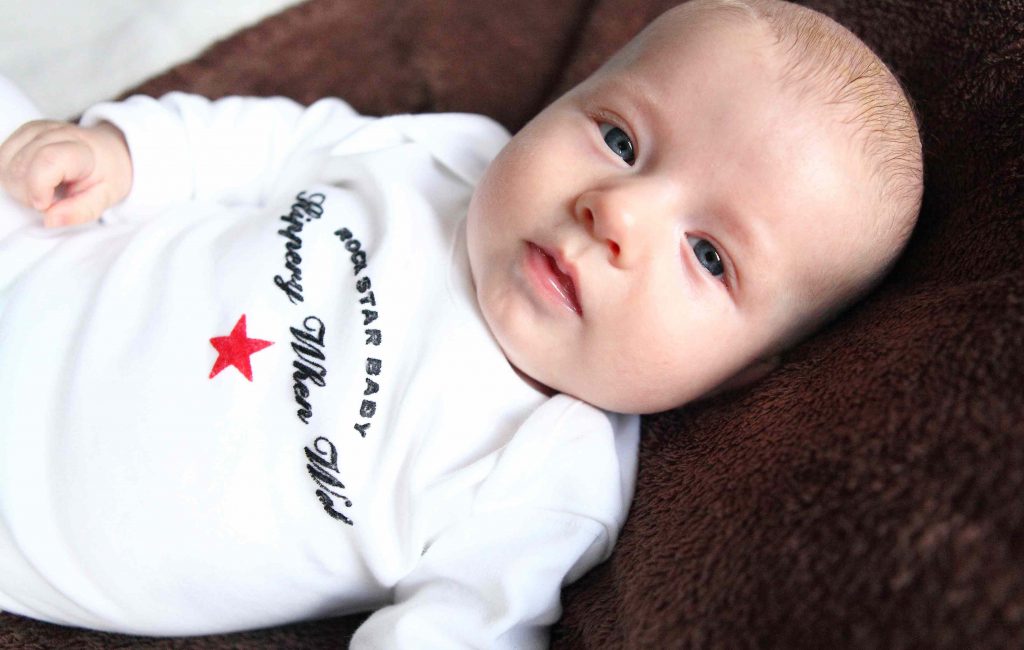 Baby-Fotos mit Gänseblümchen – Klappe die 1.