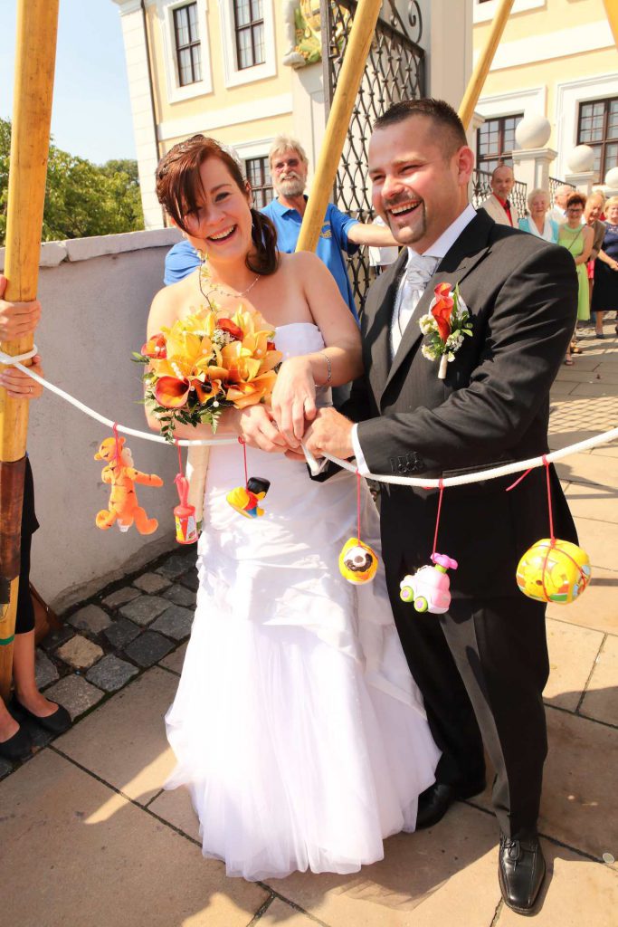 Hochzeit in Delitzsch - Brautpaar verlässt das Barockschloss