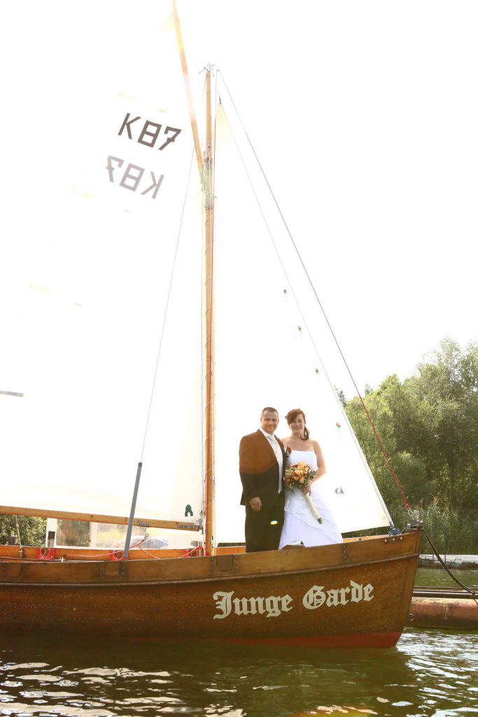 Hochzeit in Delitzsch - Paar steht auf Boot