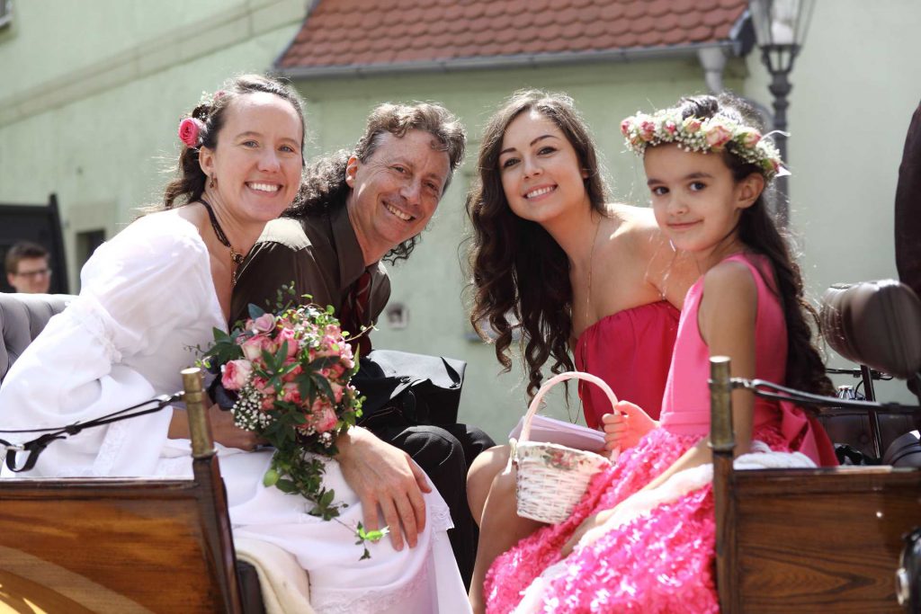 Hochzeit in Delitzscher Stadtkirche-Familie auf Kutsche
