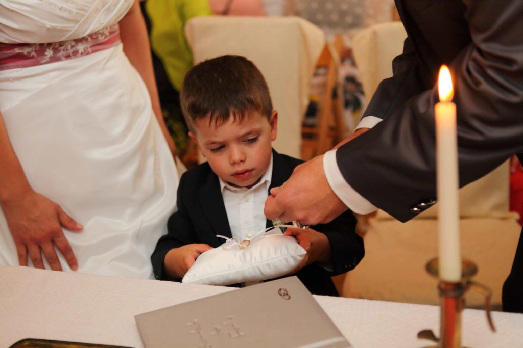 Kind bekommt Ring