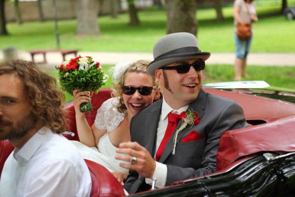 Brautpaar im Oldtimer