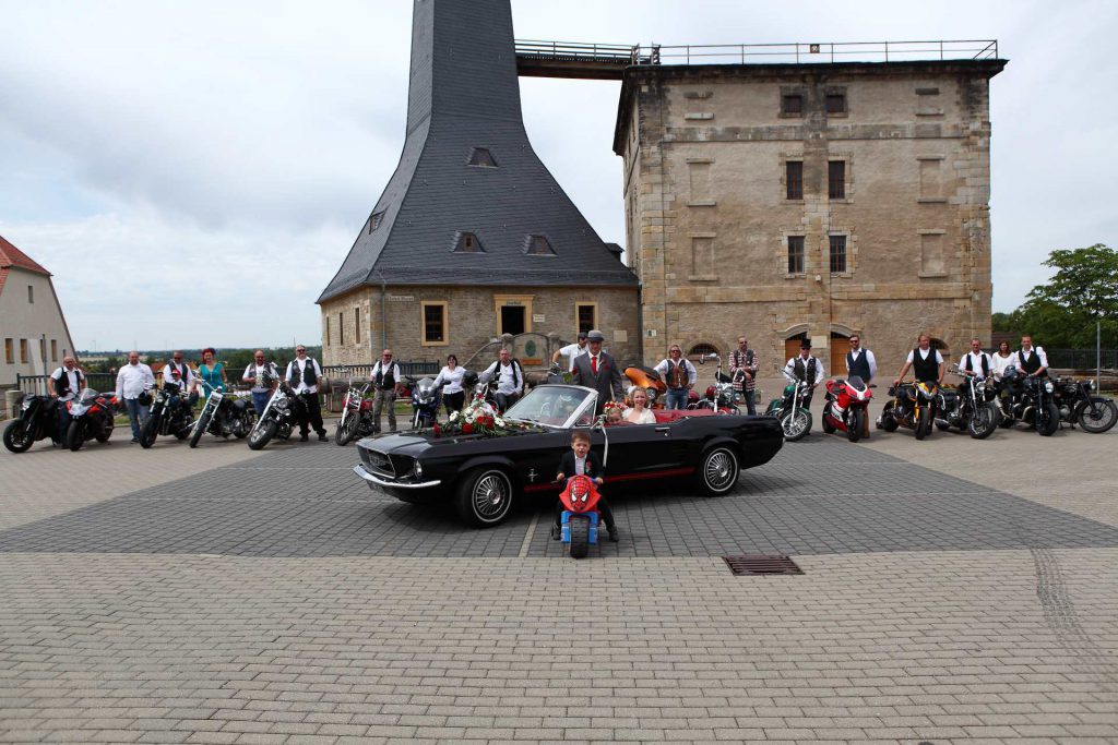 Gruppenfoto vor dem Gradierwerk