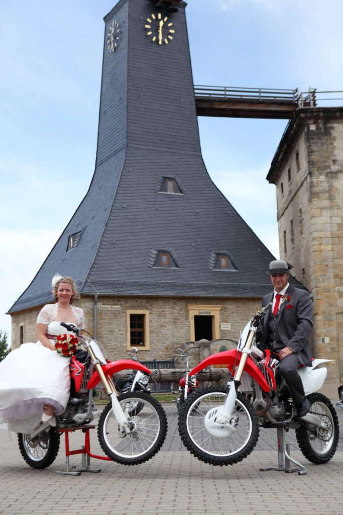 Brautleute auf Motorrädern