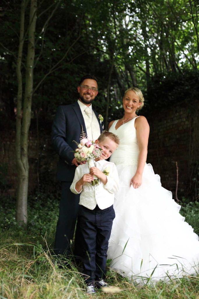 Hochzeitspaar mit Kind