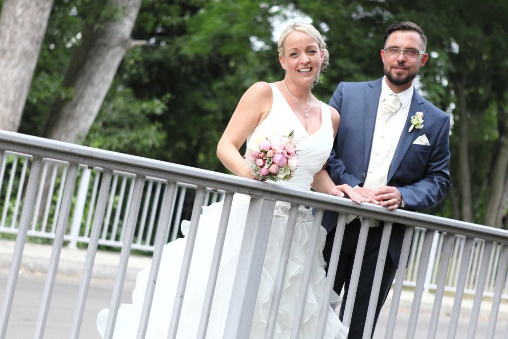 Hochzeitspaar an Brücke