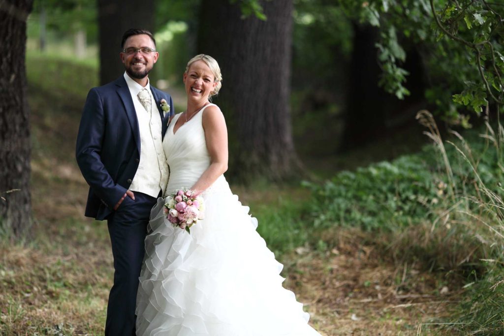 Hochzeitspaar stehend links
