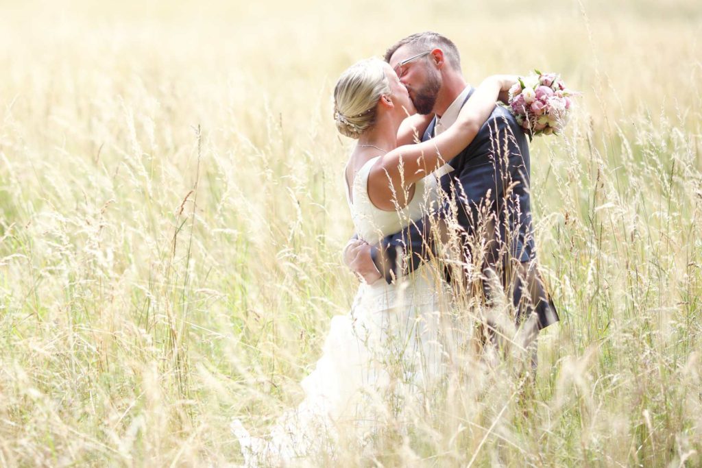 Hochzeitspaar im hohen Gras