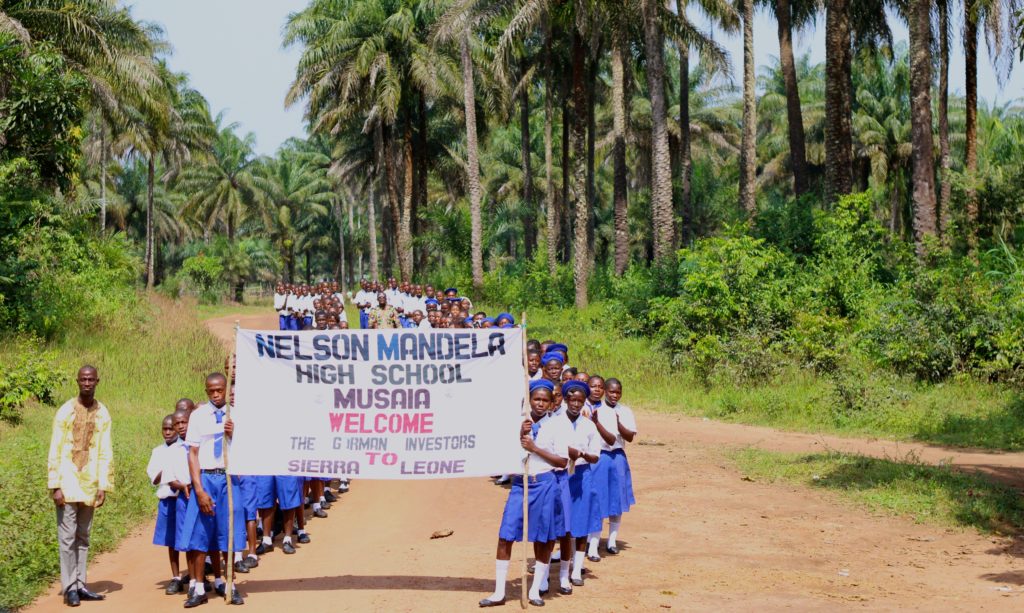 Dieses Bild kann nicht mal annährend beschreiben, wie herzlich wir in der Nelson-Mandela-High School in Musaya begrüßt wurden. Bild: Katja Trescher