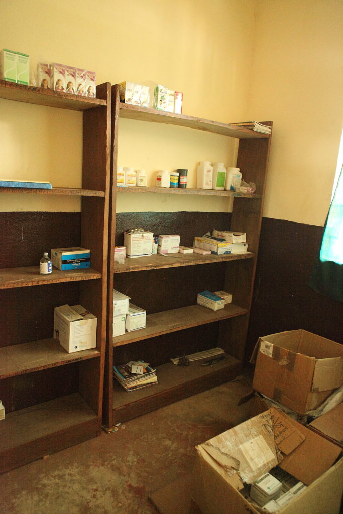 Regal mit Medikamenten in unserer Klinik in Kalangba