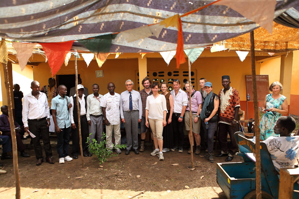 Bei der Einweihung unserer Schule in Conakrydee mit dem deutschen Botschafter in Sierra Leone, Herrn Wiethoff.