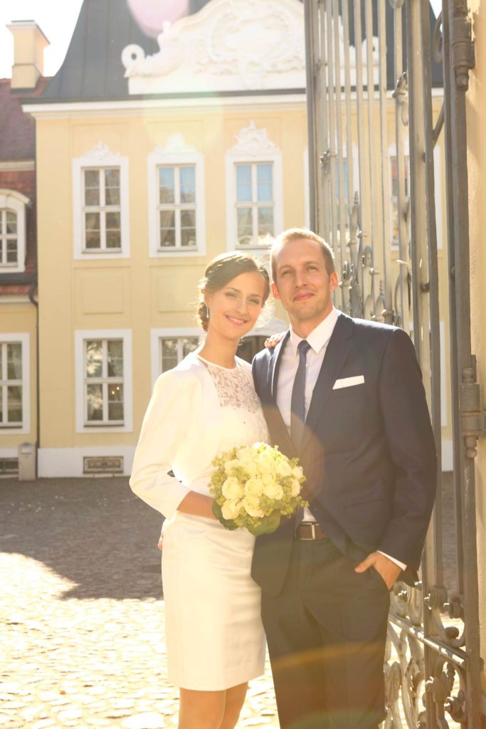 Hochzeitsfotos in Leipzig - Hochzeitspaar vor dem Gohliser Schlösschen