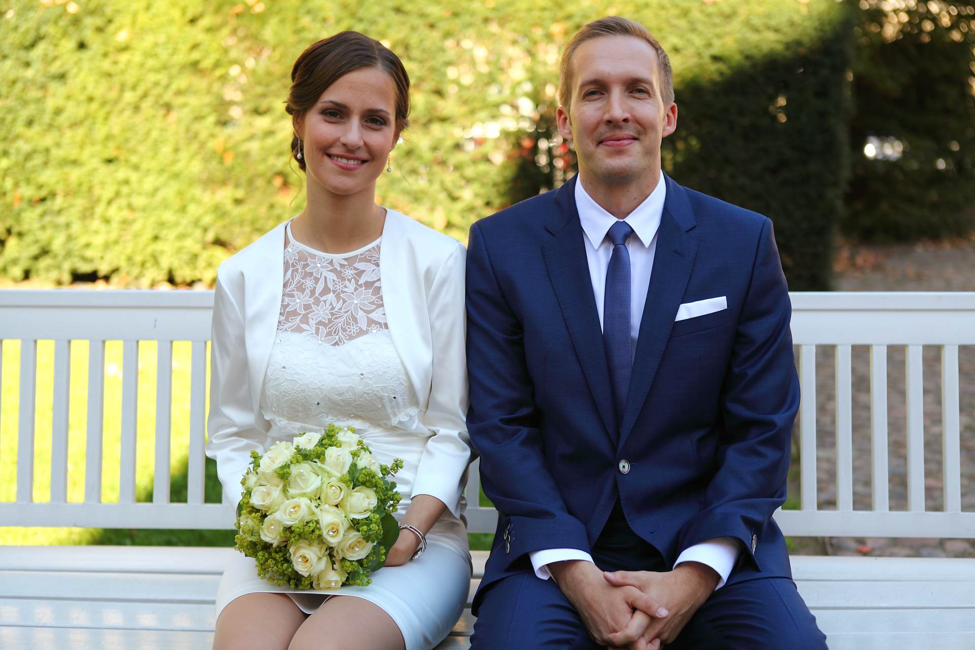 Hochzeitsfotos in Leipzig - Hochzeitspaar auf einer Bank