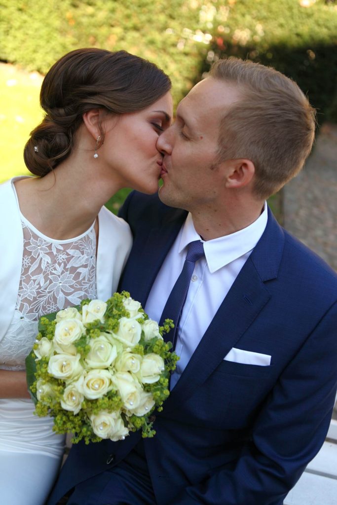 Hochzeitsfotos in Leipzig - Hochzeitspaar küsst sich