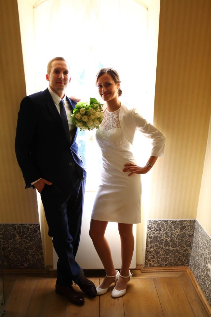 Hochzeitsfotos in Leipzig - Hochzeitspaar im Fenster