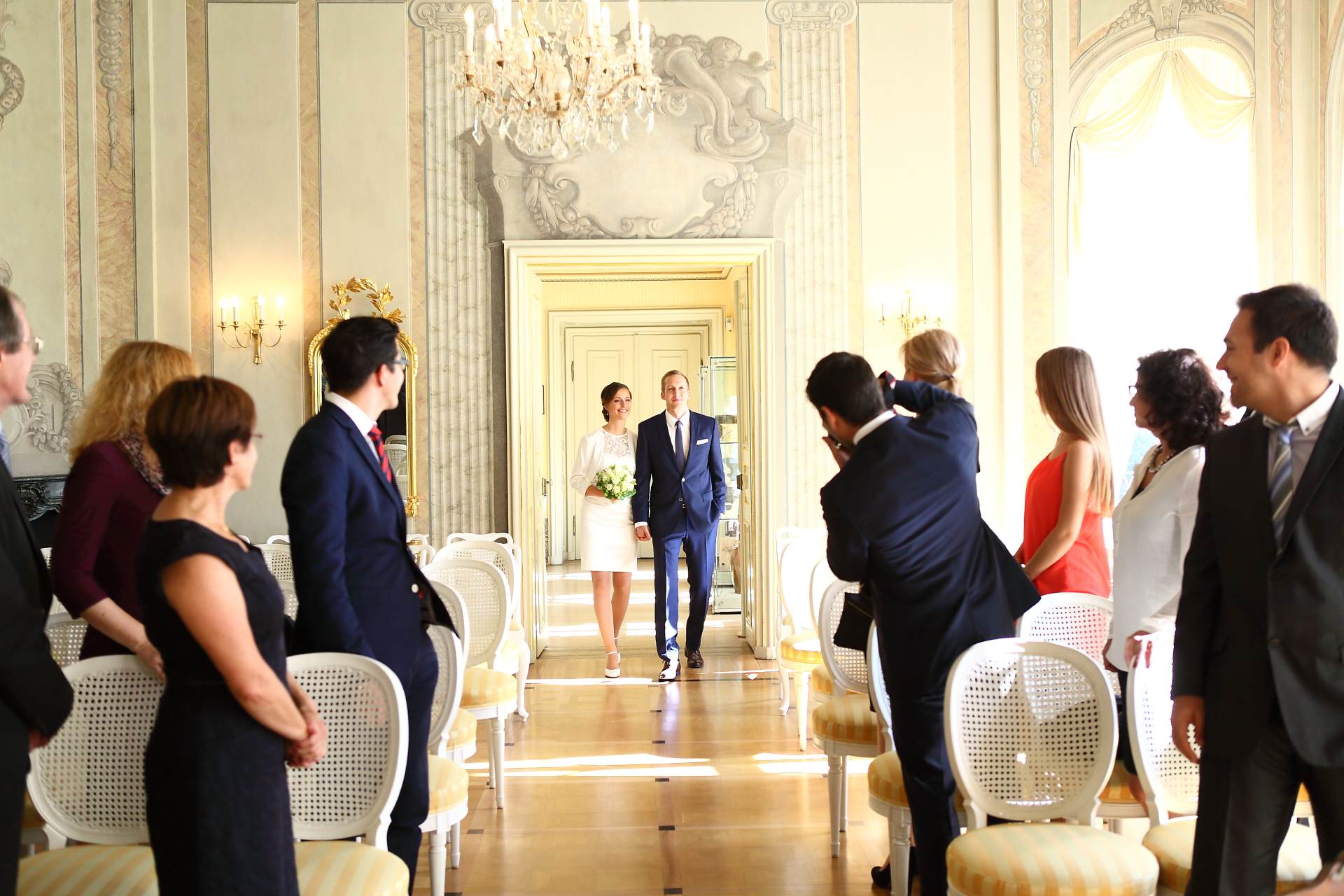 Hochzeitsfotos in Leipzig - Hochzeitspaar betritt den Saal
