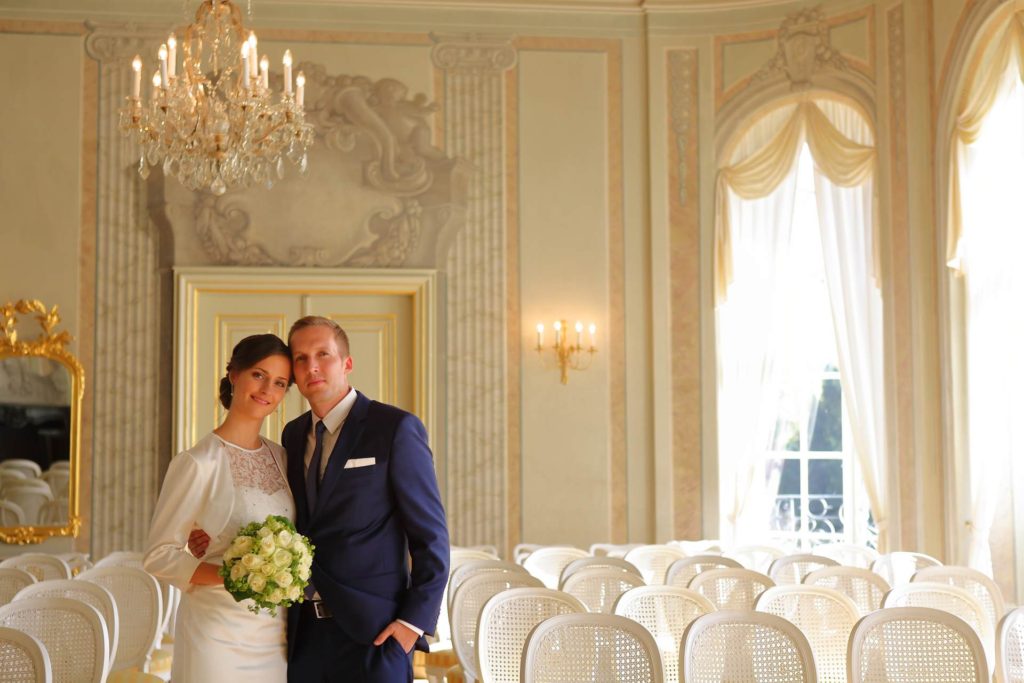 Hochzeitsfotos in Leipzig - Hochzeitspaar zwischen den Stühlen