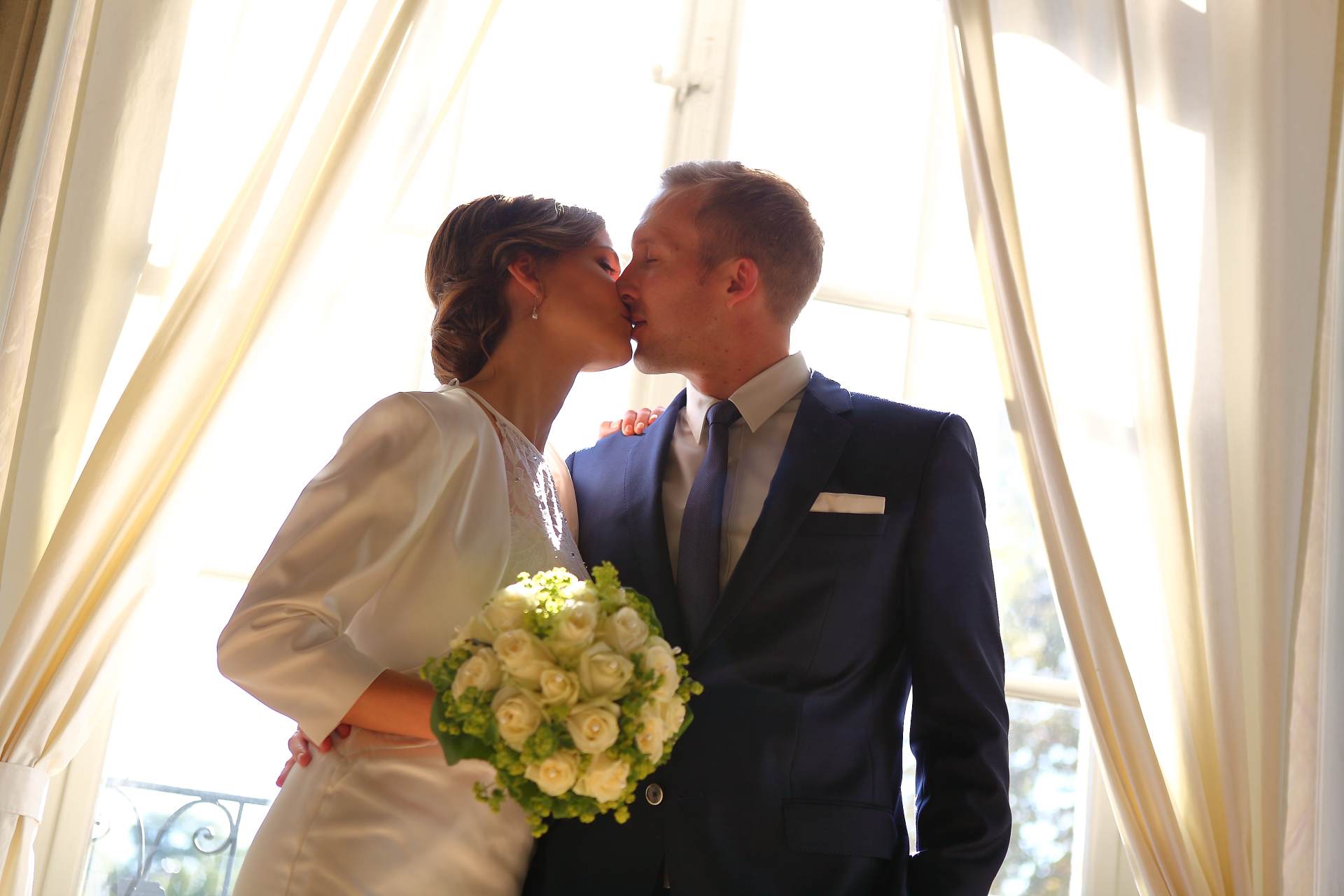 Hochzeitsfotos in Leipzig - Hochzeitspaar mit Brautstrauß