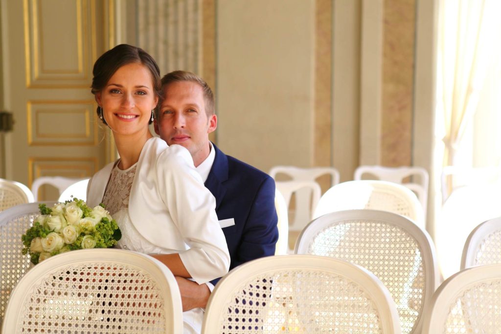 Hochzeitsfotos in Leipzig - Hochzeitspaar sitzt auf einem Stuhl