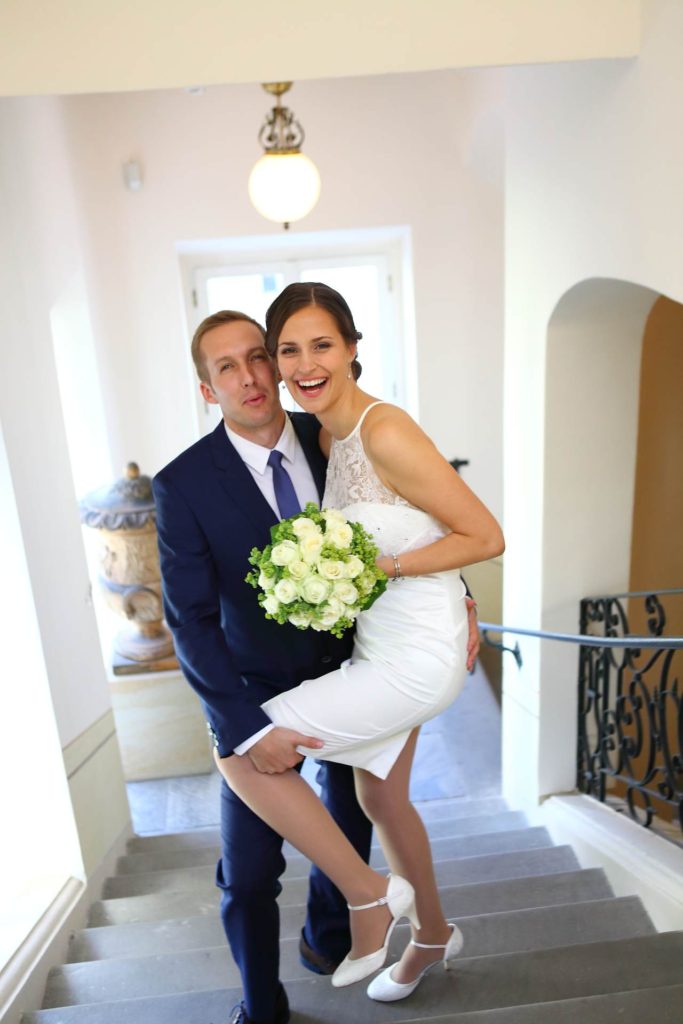 Hochzeitsfotos in Leipzig - Hochzeitspaar auf Treppe