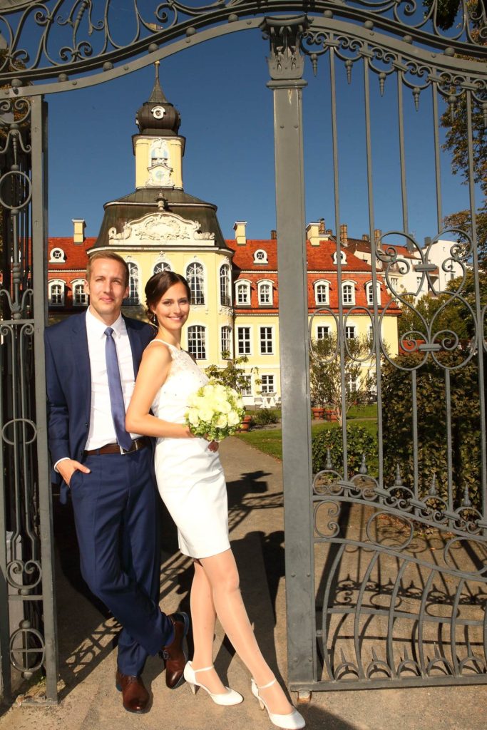 Hochzeitsfotos in Leipzig - Hochzeitspaar in der Sonne vor dem Schloss