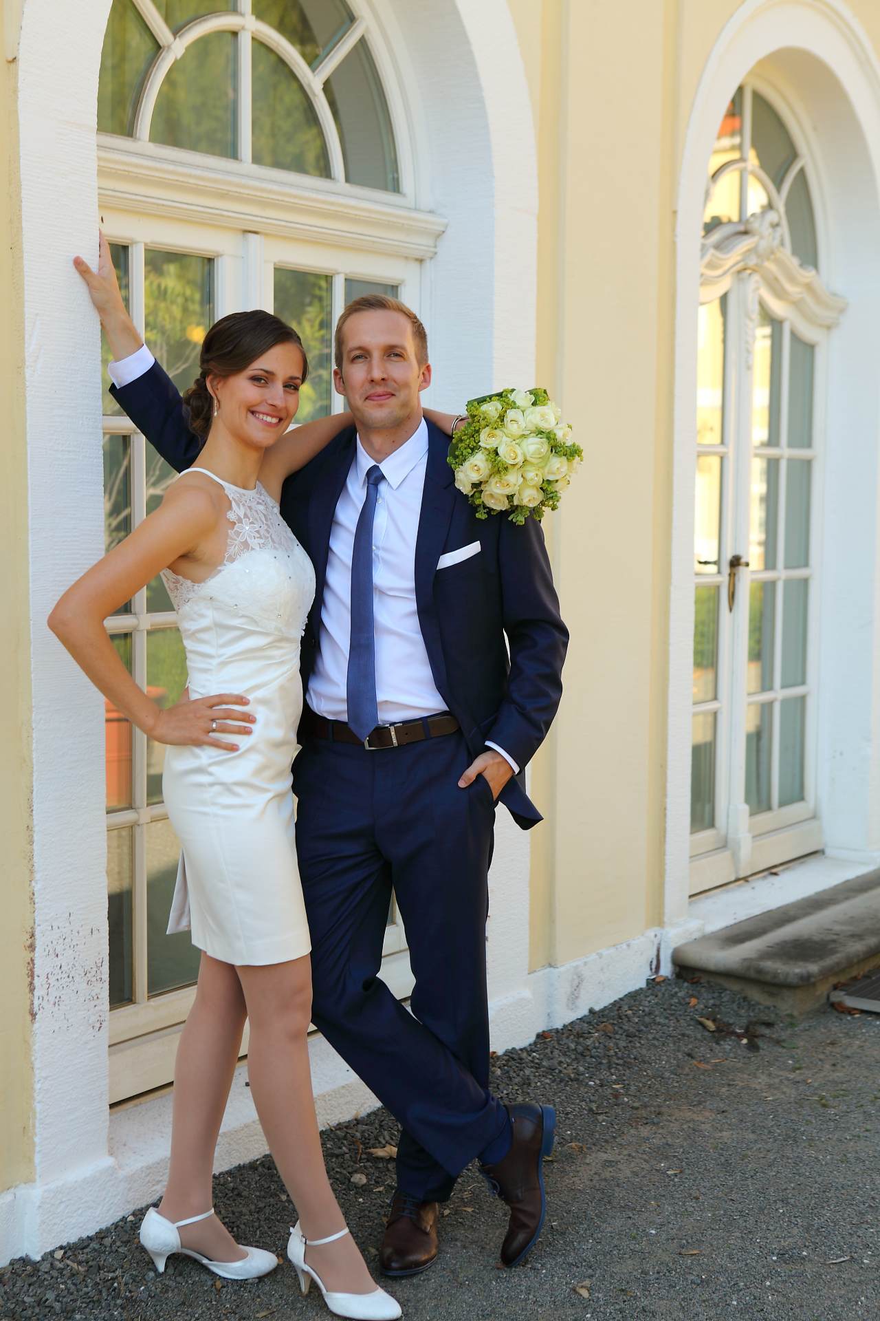 Hochzeitsfotos in Leipzig - Hochzeitspaar lehnt an Mauer