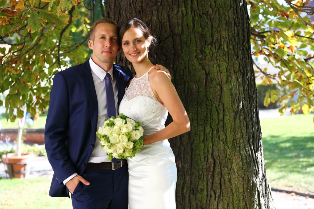Hochzeitsfotos in Leipzig - Hochzeitspaar an einem Baum
