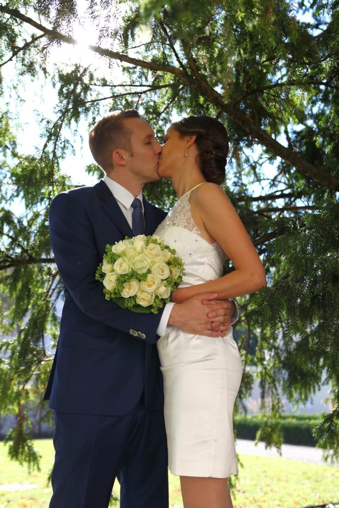 Hochzeitsfotos in Leipzig - Hochzeitspaar unter einer Tanne