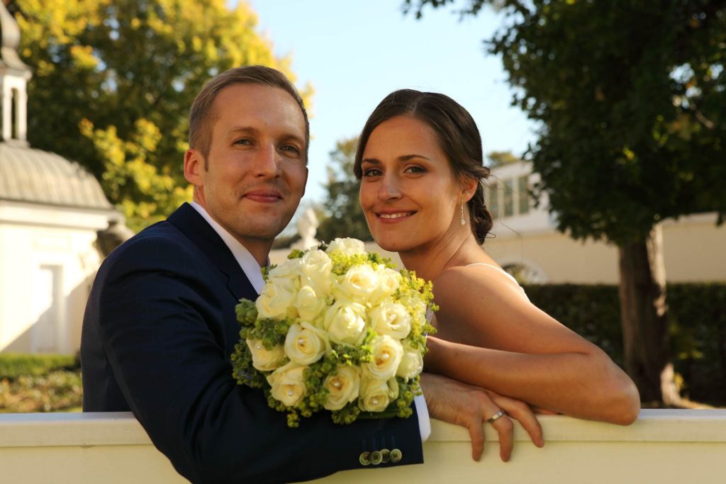 Hochzeitsfotos in Leipzig - Hochzeitspaar auf einer Bank