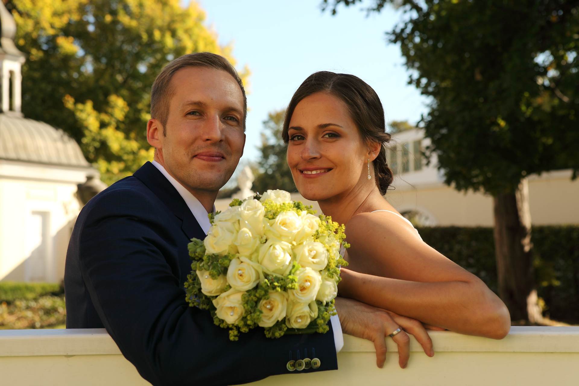 Hochzeitsfotos in Leipzig - Hochzeitspaar auf einer Bank